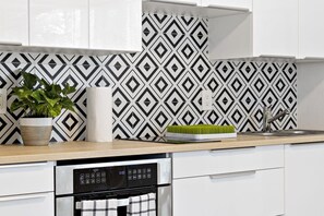 ثلاجة، ميكروويف، فرن، موقد طهي مسطح