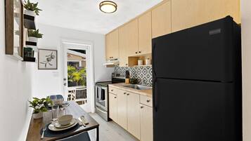 Kjøleskap, mikrobølgeovn, ovn og oppvaskmaskin