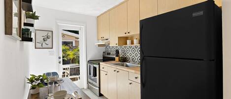 Kjøleskap, mikrobølgeovn, ovn og oppvaskmaskin