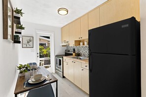 Kühlschrank, Mikrowelle, Ofen, Geschirrspüler