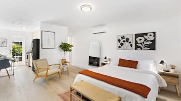 Skrivebord, strykejern/-brett, reiseseng for barn og wi-fi