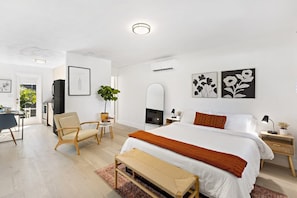 Schreibtisch, Bügeleisen/Bügelbrett, Reisekinderbett, WLAN