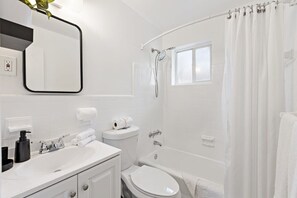 Douche, sèche-cheveux, serviettes fournies, shampoing