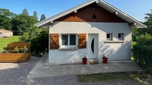 A small, single-story house with a sloped roof, a front door, and two windows. - La Parenthèse Gîte 3 Étoiles à la Campagne (Fougerolles-Saint-Valbert)