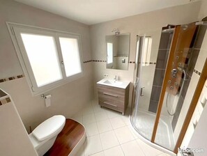 Een douche, een haardroger, zeep, toiletpapier