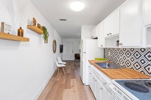 Kylskåp, ugn, spishäll och kaffe- och tebryggare