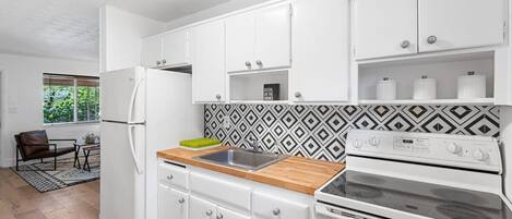 Kjøleskap, ovn, kokeplater og kaffetrakter/tekoker