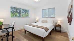 2 多间卧室、办公桌、熨斗/熨衣板、旅行婴儿床