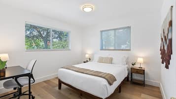 2 soverom, skrivebord, strykejern/-brett og reiseseng for barn