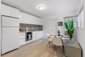 Oven, coffee/tea maker, cookware/dishes/utensils - Fresh Studio Apartment – Private Comfort (Fort Lauderdale)
