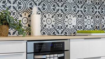 Oven, coffee/tea maker, cookware/dishes/utensils