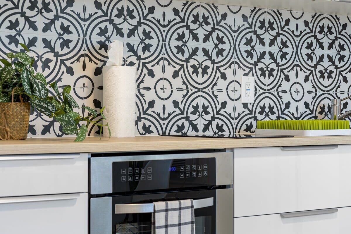 Oven, coffee/tea maker, cookware/dishes/utensils