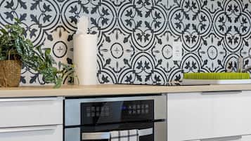 Oven, coffee/tea maker, cookware/dishes/utensils