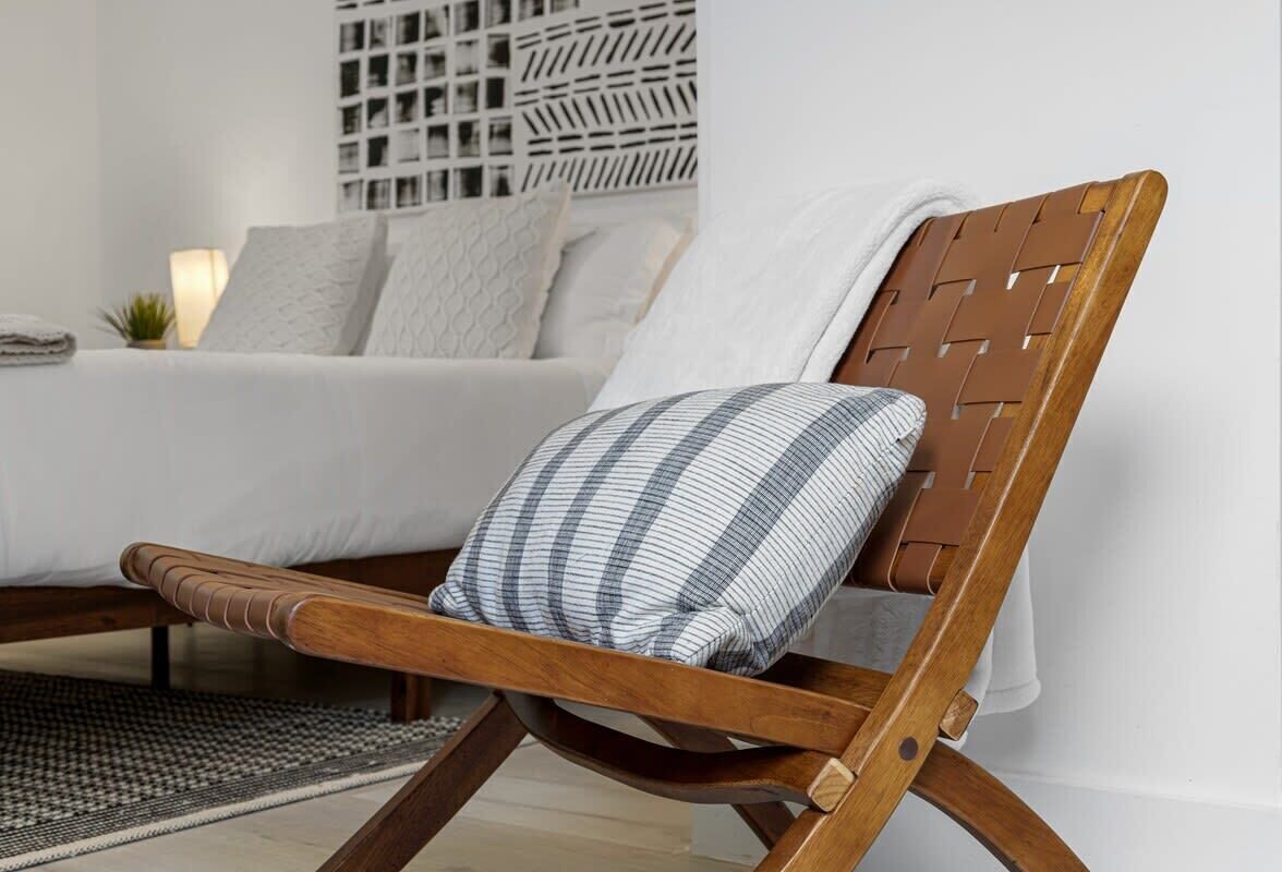 Schreibtisch, Bügeleisen/Bügelbrett, Reisekinderbett, WLAN