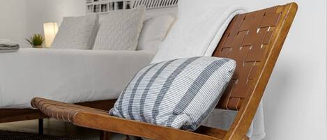 Bureau, fer et planche à repasser, lit parapluie, Wi-Fi