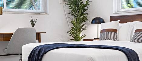 2 quartos, escrivaninha, ferros/tábuas de passar roupa, berço de viagem