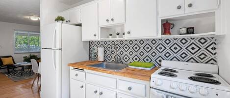 Kjøleskap, ovn, kokeplater og kaffetrakter/tekoker