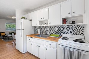 Kjøleskap, ovn, kokeplater og kaffetrakter/tekoker