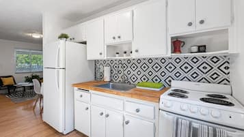 Fridge, oven, stovetop, coffee/tea maker
