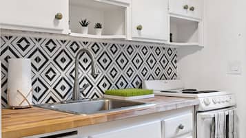 Fridge, oven, stovetop, coffee/tea maker