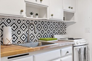 Køleskab, ovn, kogeplade, kaffe-/temaskine