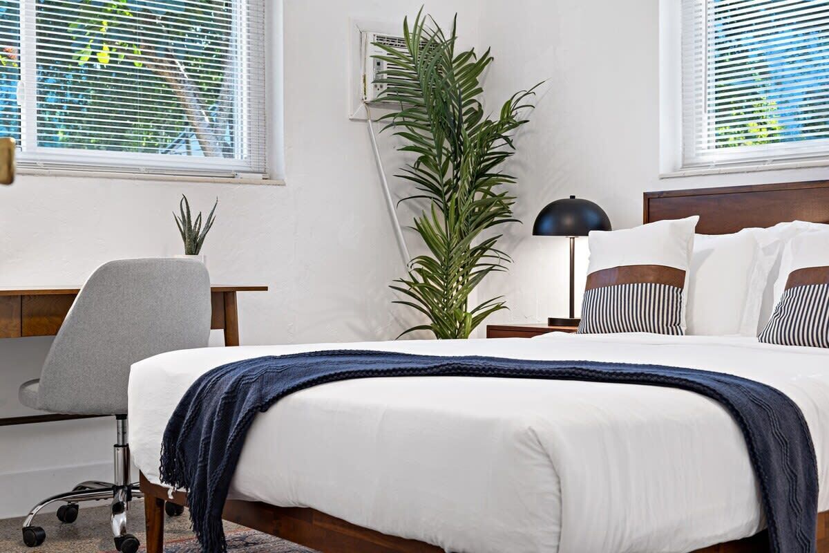 2 bedrooms, desk, iron/ironing board, travel crib