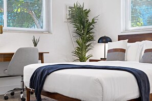 2 soverom, skrivebord, strykejern/-brett og reiseseng for barn