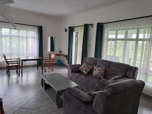 Kamar Double atau Twin Deluks | Seprai antialergi dan dilengkapi dengan perabotan berbeda-beda