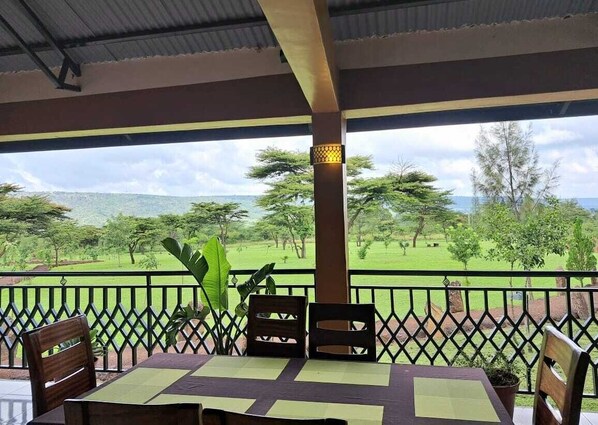 Se sirven desayunos, almuerzos y cenas; con vista al jardín