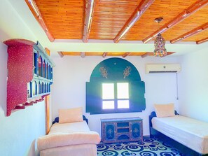 Escritorio, cortinas blackout, wifi gratis y ropa de cama 