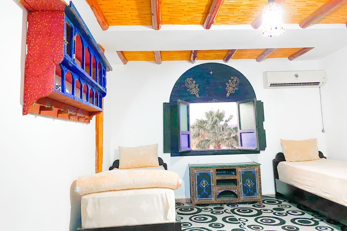 Standard Triple Room | Desk, blackout drapes, free WiFi, bed sheets