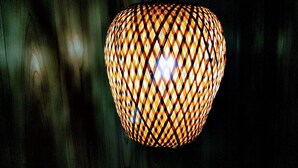 Une lampe sphérique ornée d’un motif géométrique.
