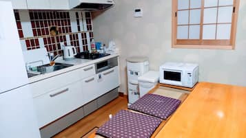 傳統單棟房屋 | 私人廚房 | 大型雪櫃/冰箱、微波爐、爐具、電熱水壺