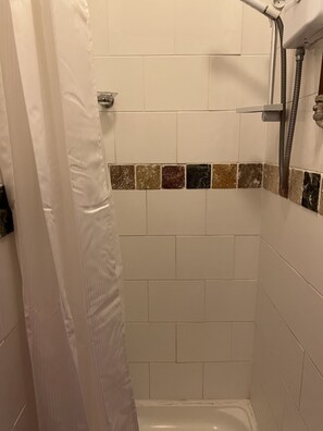 Single Room | Bathroom | Free toiletries, hair dryer, towels, soap - The Singlecote Hotel (Skegness)