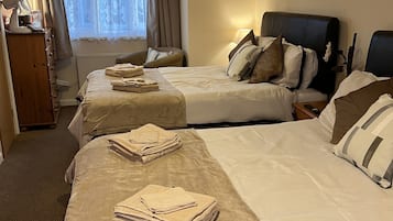 Chambre Quadruple | Fer et planche à repasser, Wi-Fi gratuit, draps fournis