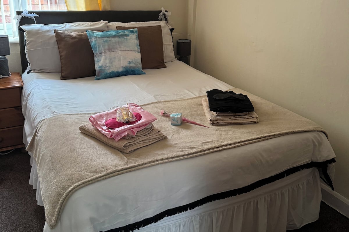 Tabla de planchar con plancha, wifi gratis y ropa de cama