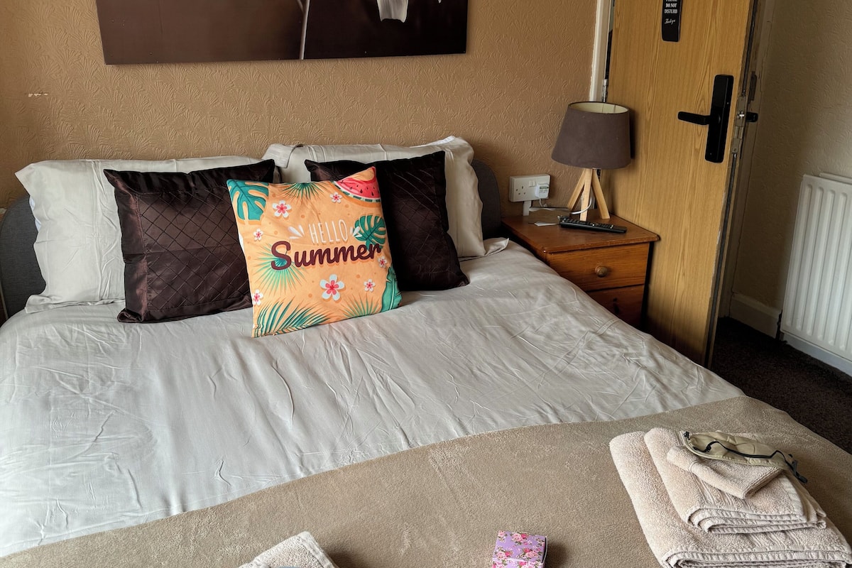 Tabla de planchar con plancha, wifi gratis y ropa de cama