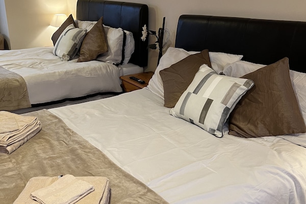 Habitación cuádruple | Tabla de planchar con plancha, wifi gratis, ropa de cama