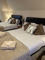 Quadruple Room | Iron/ironing board, free WiFi, bed sheets