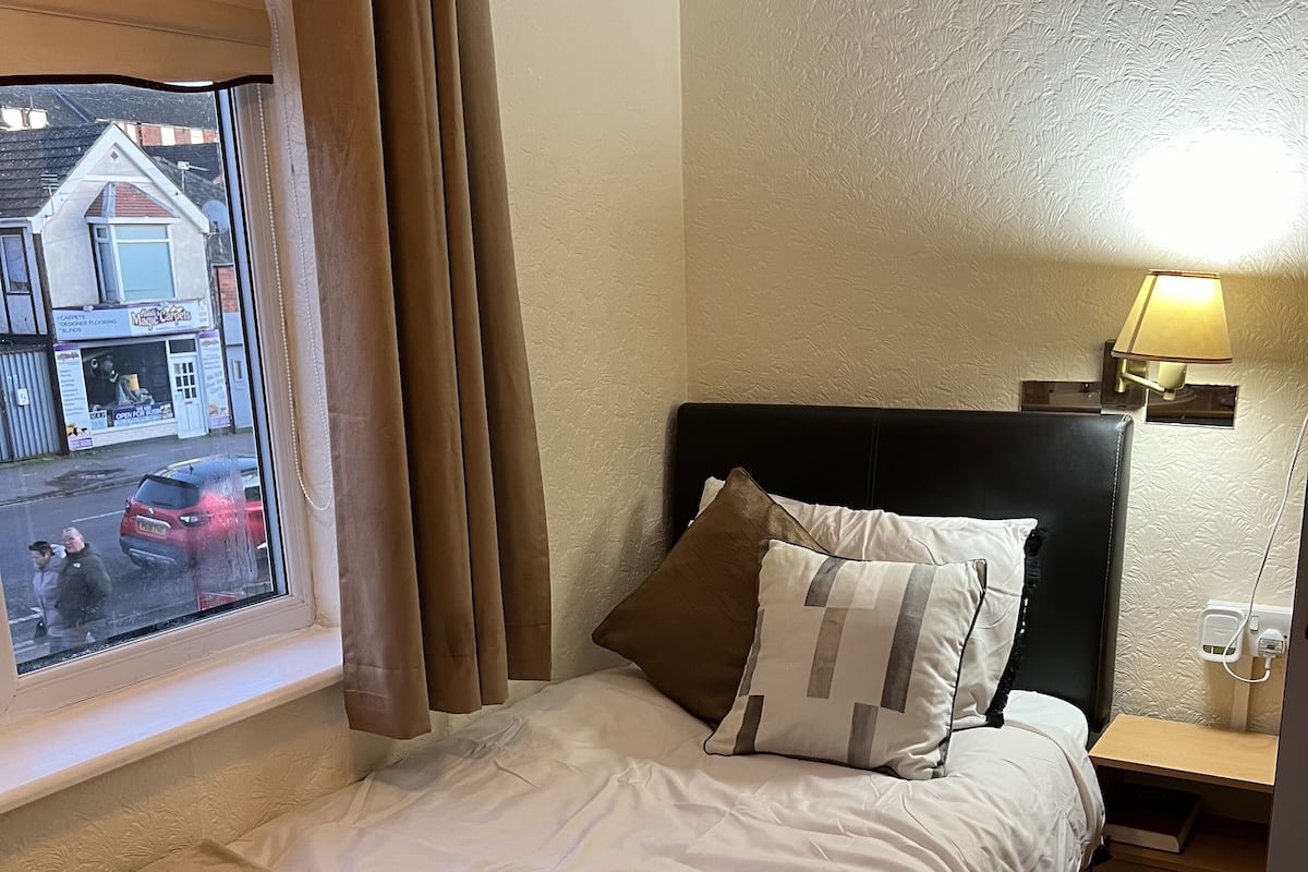 Tabla de planchar con plancha, wifi gratis y ropa de cama