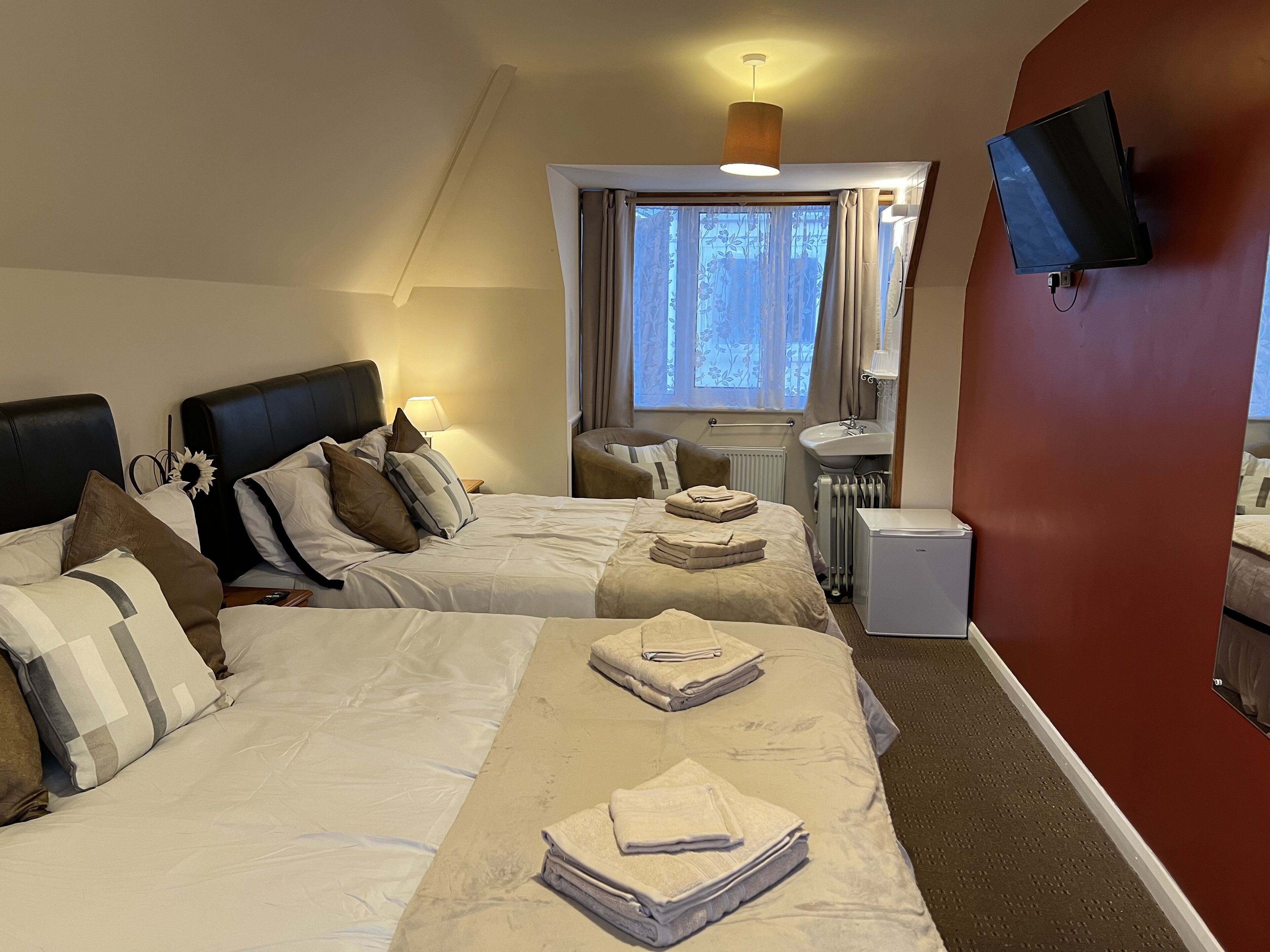 غرفة رباعية | مكواة/لوح كي وواي فاي مجانًا وملاءات أسرّة