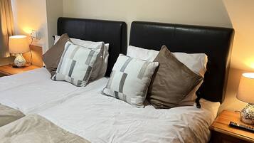 Chambre avec lits jumeaux | Fer et planche à repasser, Wi-Fi gratuit, draps fournis