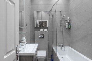Secador de cabelo, toalhas de banho, sabonete, shampoo