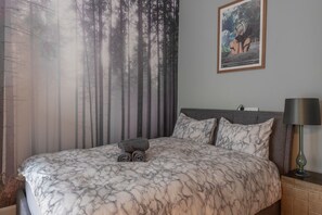 2 bedrooms, iron/ironing board, free WiFi, bed sheets - Designer Two Bedroom Apartment with Large Garden (London)