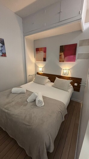 1 chambre, fer et planche à repasser, lit parapluie, Wi-Fi gratuit