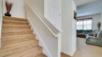 House (5 Bedrooms) | Interior