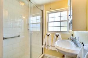 Cottage (3 Bedrooms) | Interior - Vintage Mount Dora Cottage w/ Screened Porch! (Mount Dora)