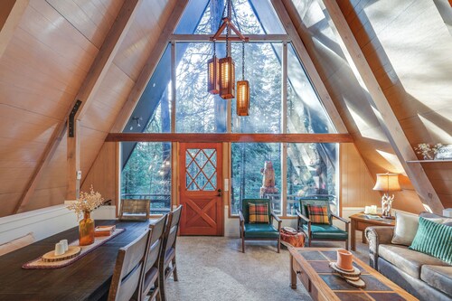 Deck & EV Charger: Pet-friendly Arnold Cabin!