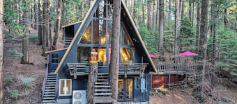 3 Mi to Calaveras Big Trees: Cabin w/ Fire Pit!