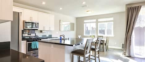 House (3 Bedrooms) | Interior